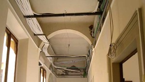 Posa tubazioni sopra controsoffitto. Uffici in palazzo storico a Firenze