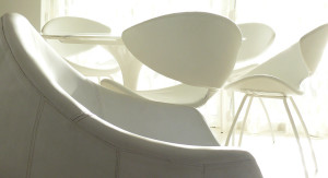 Tavolo marmo e sedie bianche