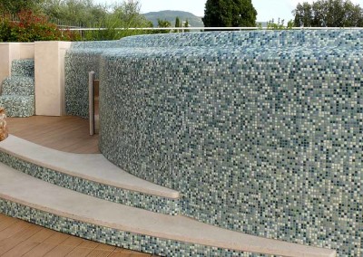 Dettaglio del progetto di piscina in copertura. Rivestimento in mosaico e travertino.