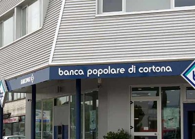 Progetto di insegna e grafica aziendale presso nuova filiale bancaria. Perugia
