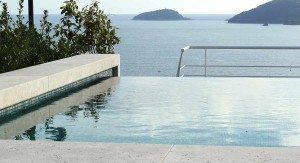La vasca della piscina si integra con il giardino pensile. Un progetto dell'architetto a La Spezia