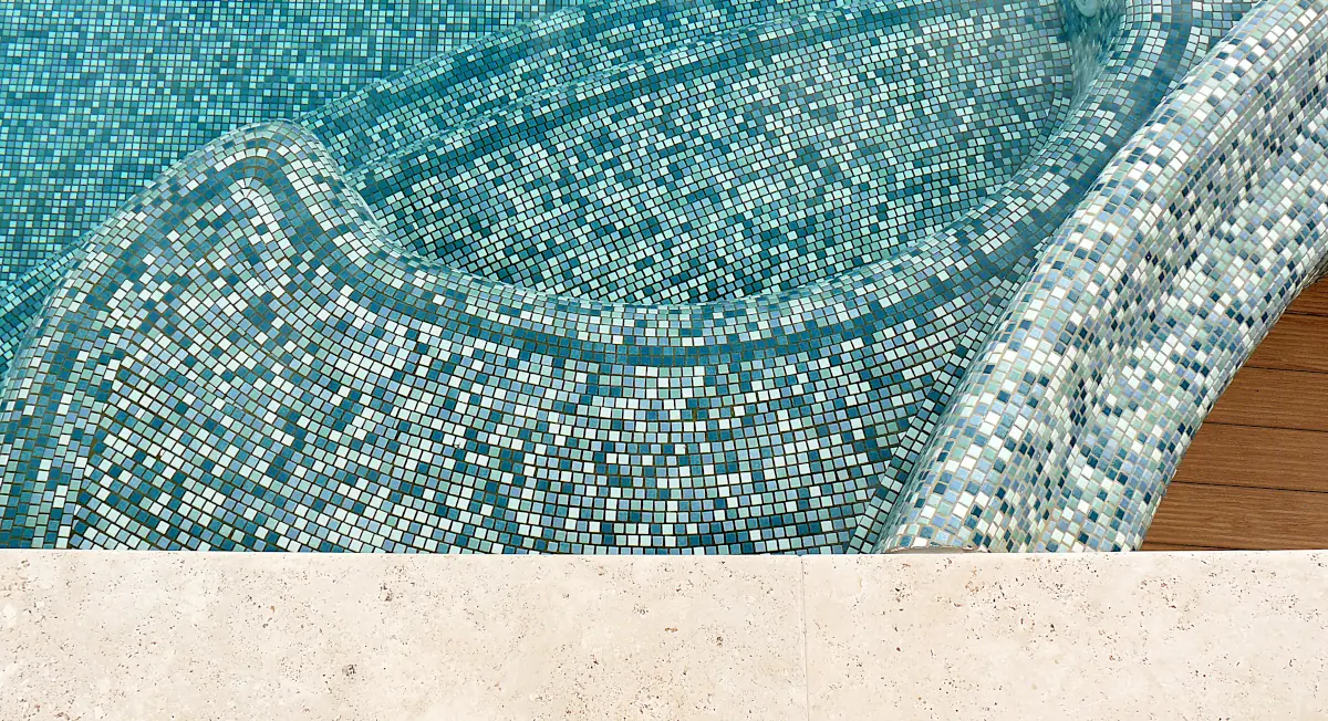 Dettaglio progetto piscina con mosaico.