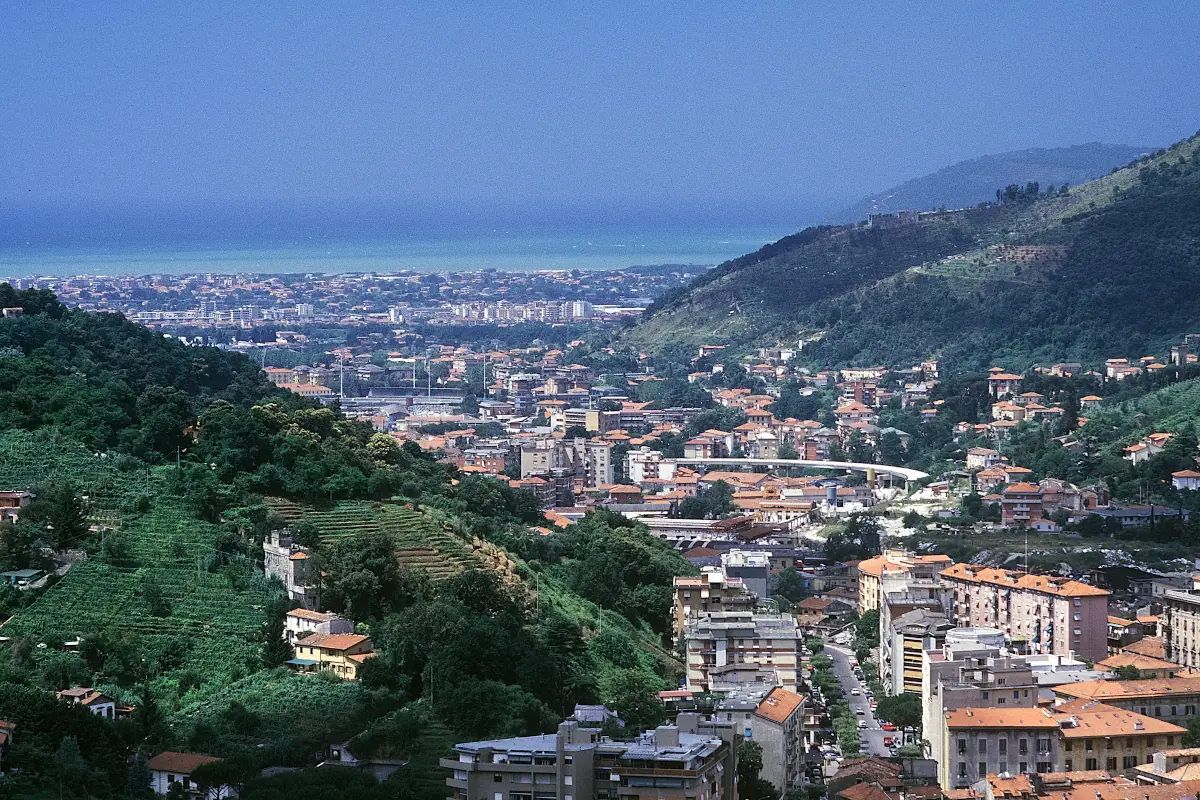 Panorama di Carrara con il bacino del fiume Carrione e il mare ripreso nel 1988.