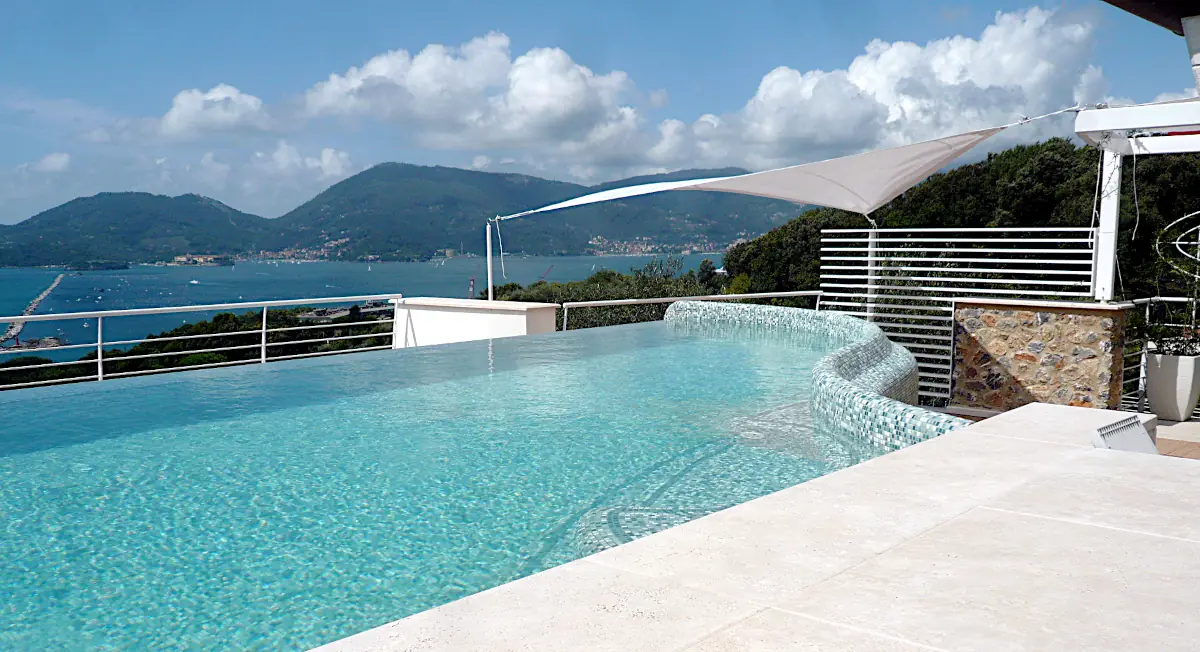 Progettazione piscine La Spezia e Lerici. Vista sul golfo dei poeti.