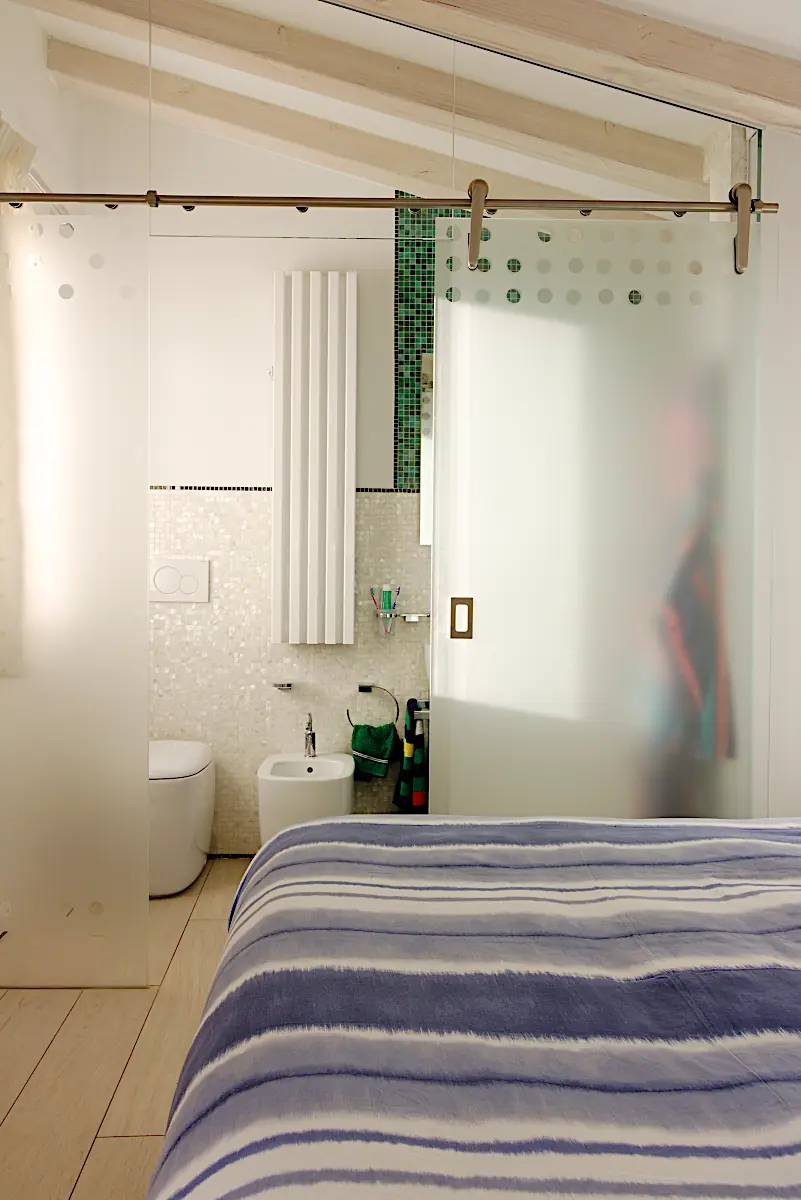Camera con bagno in una ristrutturazione a La Spezia
