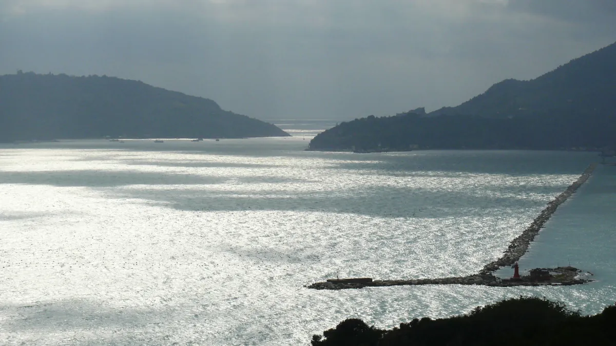 Webcam La Spezia sul golfo dei Poeti tra Lerici e Portovenere.  La posizione permette di vedere tutto il golfo di La Spezia con la diga foranea, tra Lerici e Portovenere.